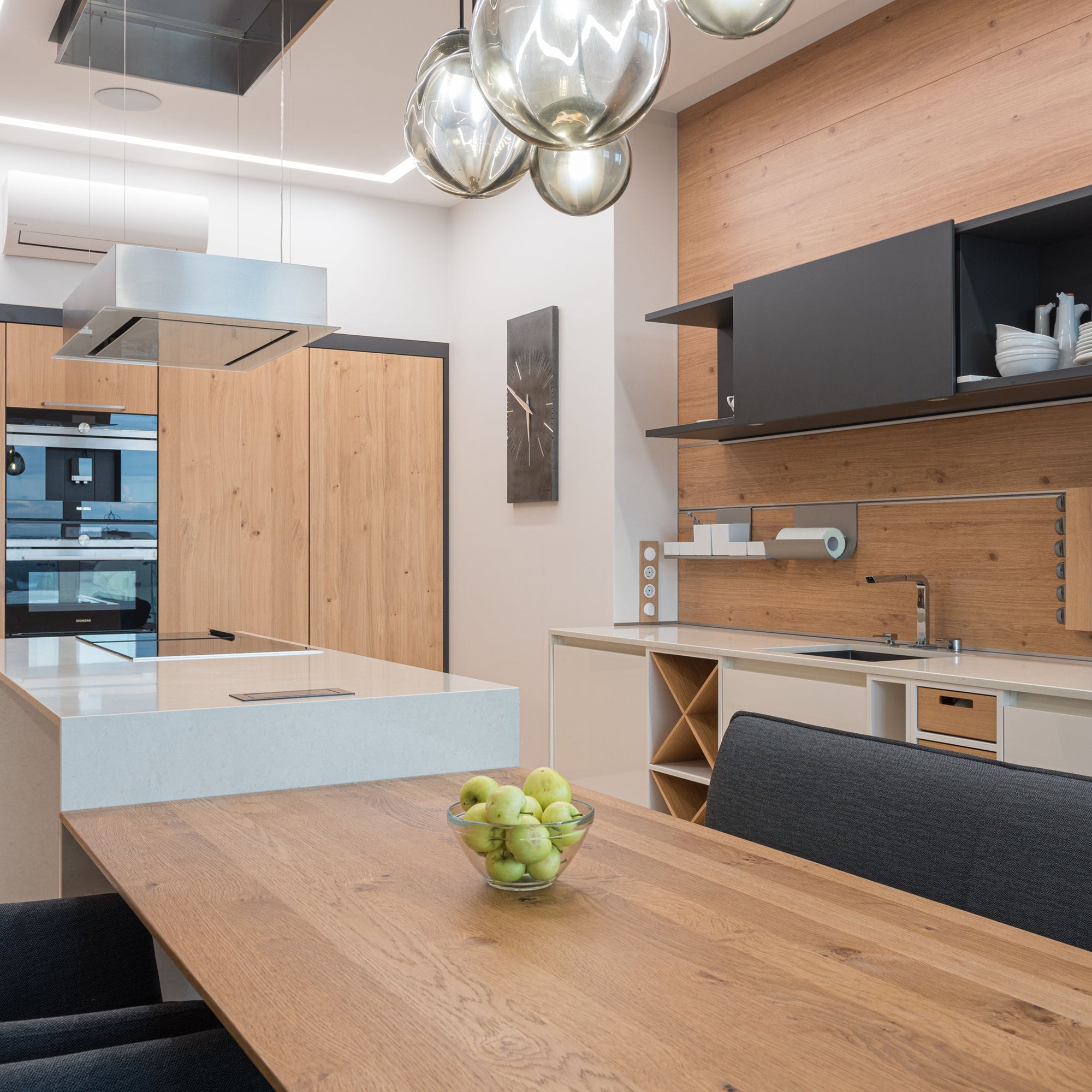 Kitchen & Dining